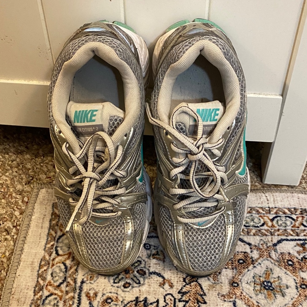 Nike Gray and Teal Sneakers - size 6